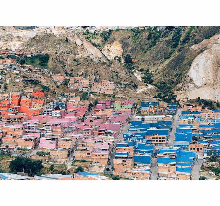 Mural ciudad coloridas casas en la ladera - TenVinilo