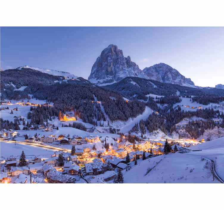 Fotomural de montañas Pueblo de montaña cubierto de nieve - TenVinilo
