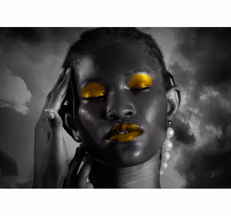 Fotomurales gente Mujer morena con maquillaje dorado - TenVinilo