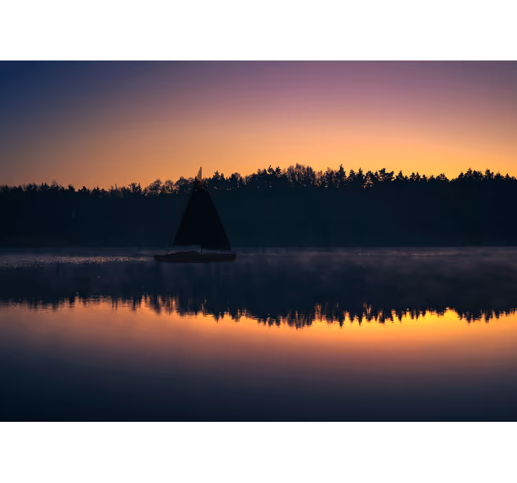 Fotomural lago Mazury velero atardecer - TenVinilo
