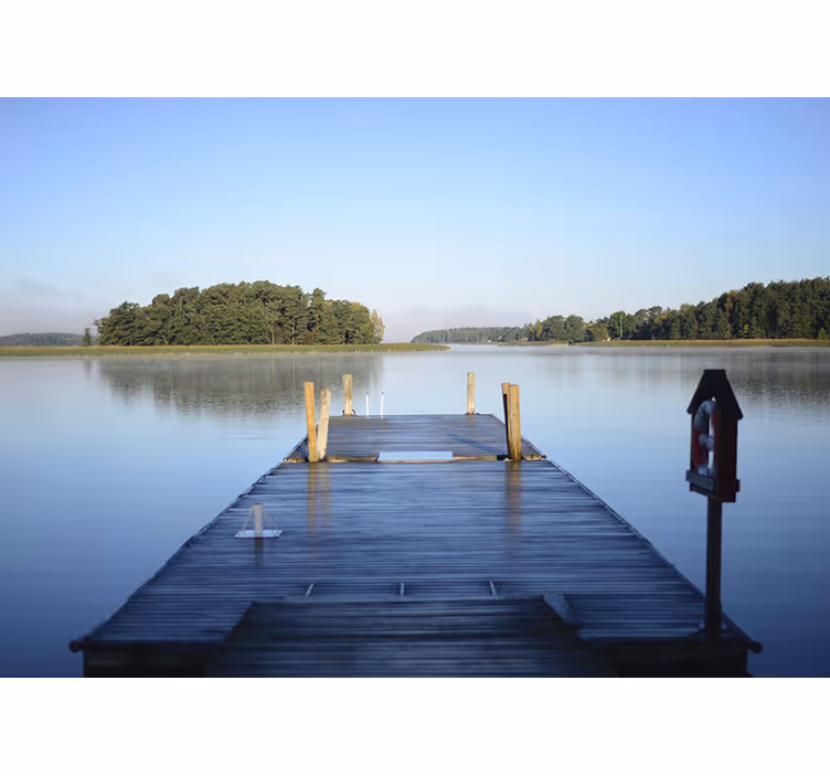 Fotomural naturaleza Muelle de madera a un lago tranquilo - TenVinilo