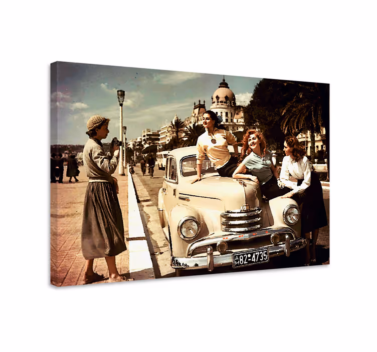 Cuadro para salón Cuatro mujeres con un coche - TenVinilo