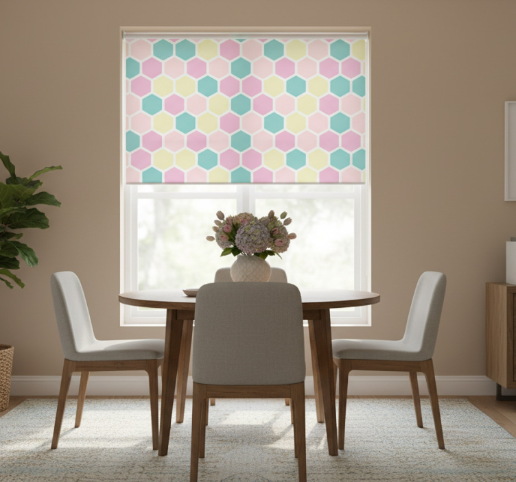 Cortina roller comedor patrón geométrico y colores pasteles - TenVinilo