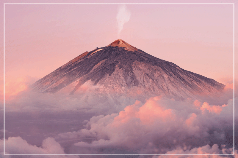 Individual mesa moderno paisaje de montañas volcánicas - TenVinilo