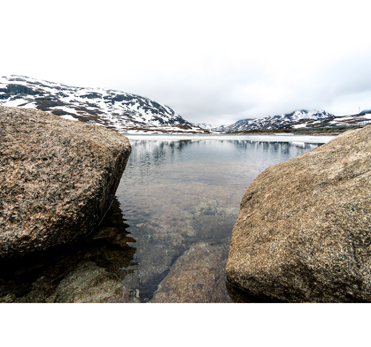 Fotomural lago y montañas entre neblina - TenVinilo