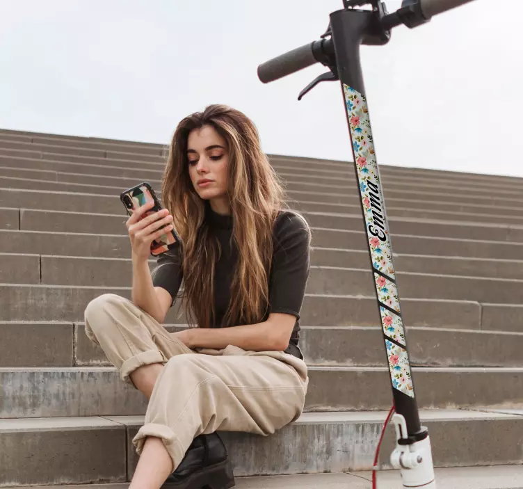 Adhesivo monopatín patinete con flores con nombre - TenVinilo