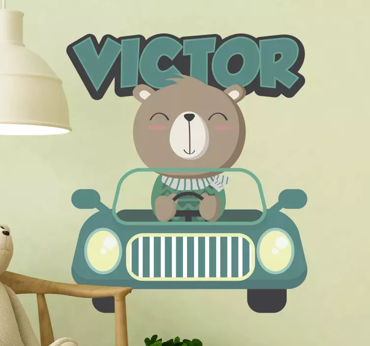 Vinilo infantil osito en coche con nombre - TenVinilo