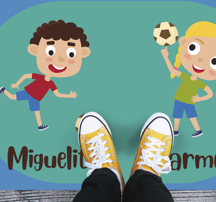 Alfombra vinílica infantil niños jugando fútbol con nombre - TenVinilo